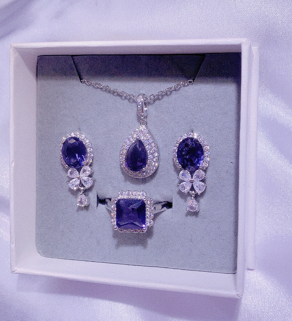 Nr. 10 - Lilafarbenes dreiteiliges Set mit modischen Accessoires für Damen, Tropfenhalskette, kleinen Blumenohrringen und quadratischem Spitzenring
