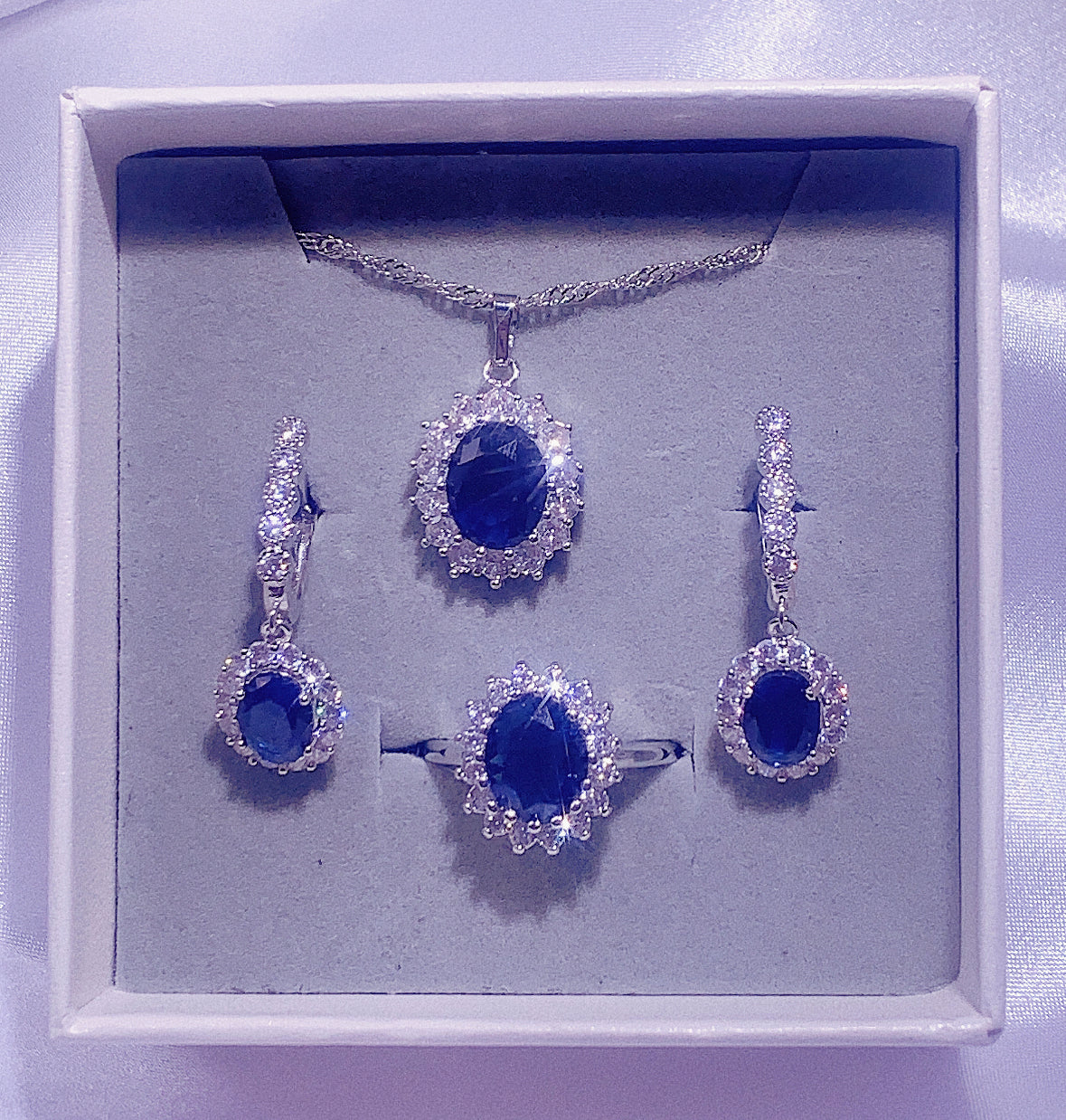 Nr. 11 - Damenmode-Accessoires Dunkelblaues dreiteiliges Set, ovale Halskette, Tropfenohrringe, ovaler Ring