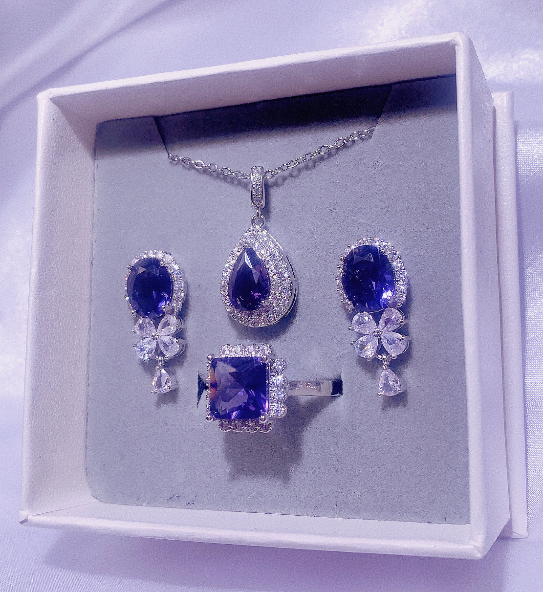 Nr. 10 - Lilafarbenes dreiteiliges Set mit modischen Accessoires für Damen, Tropfenhalskette, kleinen Blumenohrringen und quadratischem Spitzenring