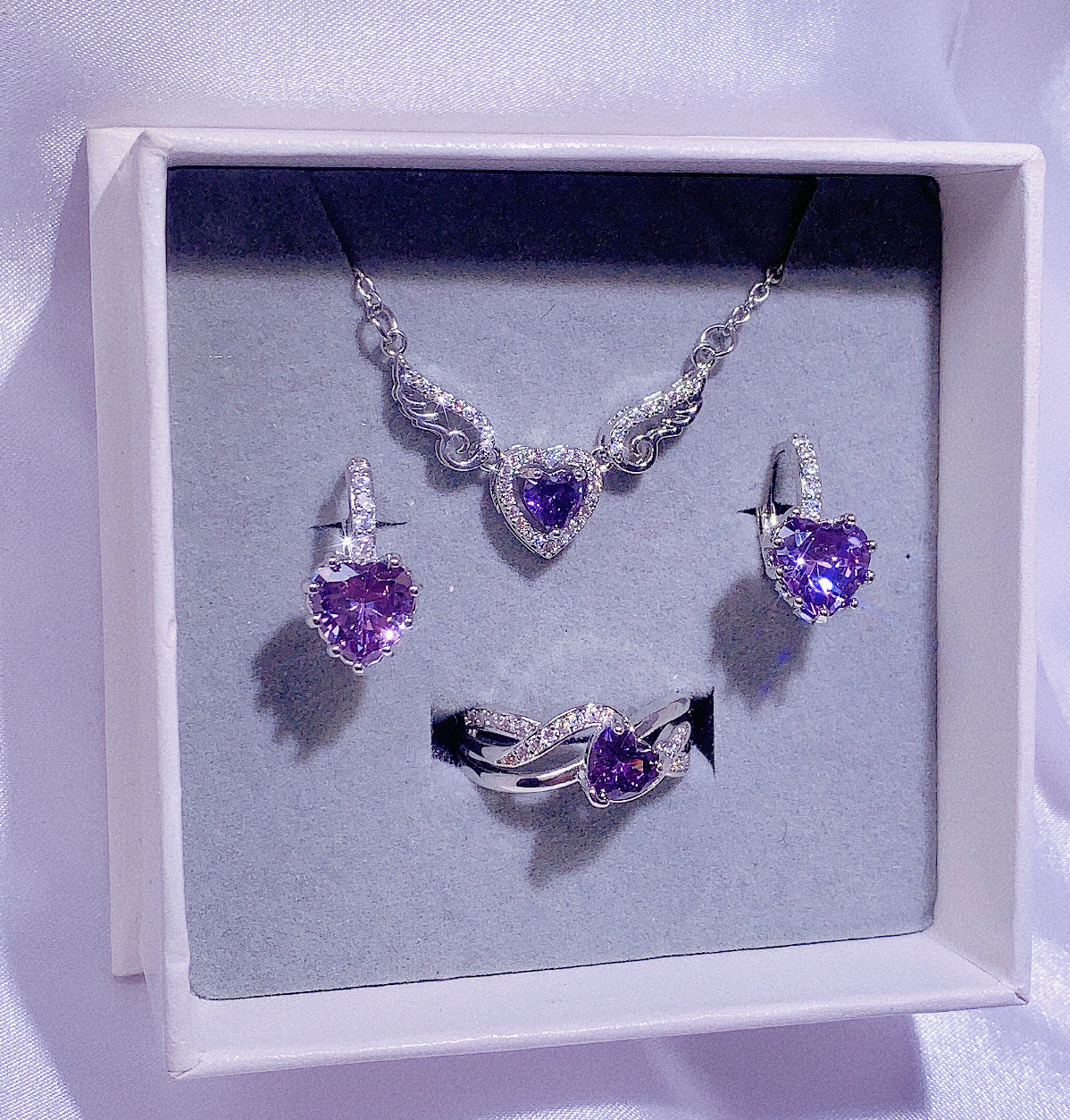 Nr. 1 - Modeschmuck für Damen, dreiteiliges Set in Lila, Liebeshalskette mit Engelsflügeln, Liebesohrringe, speziell entworfener Liebesring