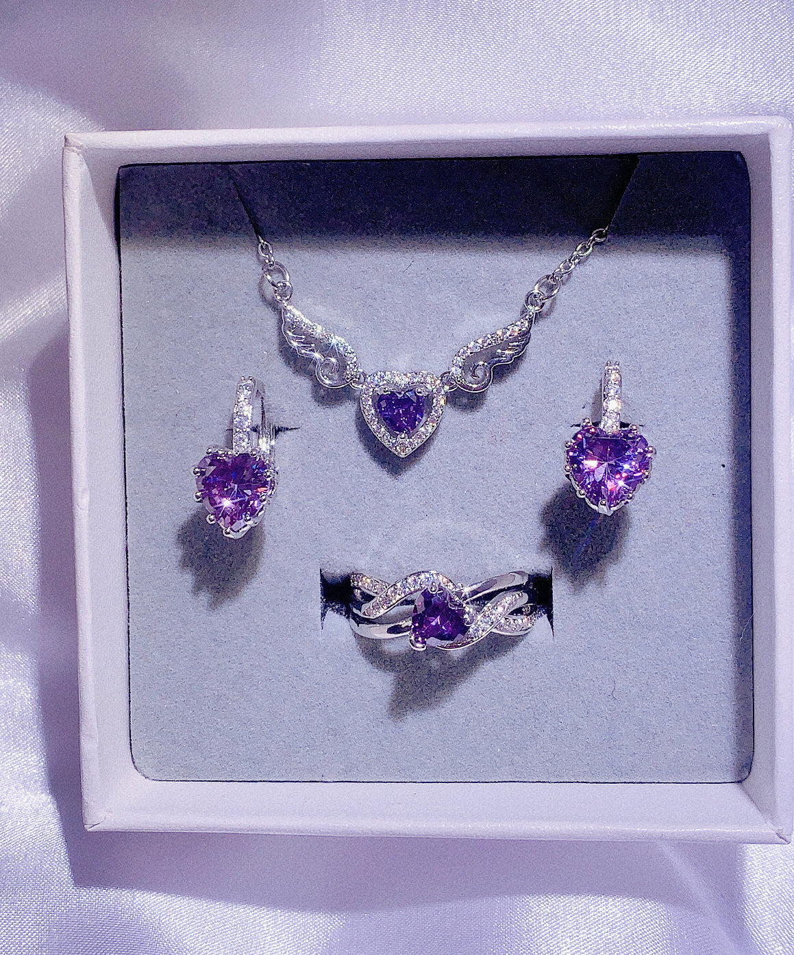 Nr. 1 - Modeschmuck für Damen, dreiteiliges Set in Lila, Liebeshalskette mit Engelsflügeln, Liebesohrringe, speziell entworfener Liebesring