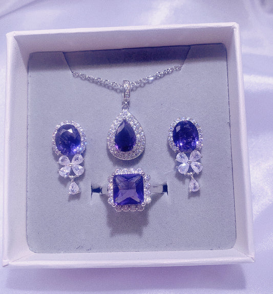 Nr. 10 - Lilafarbenes dreiteiliges Set mit modischen Accessoires für Damen, Tropfenhalskette, kleinen Blumenohrringen und quadratischem Spitzenring