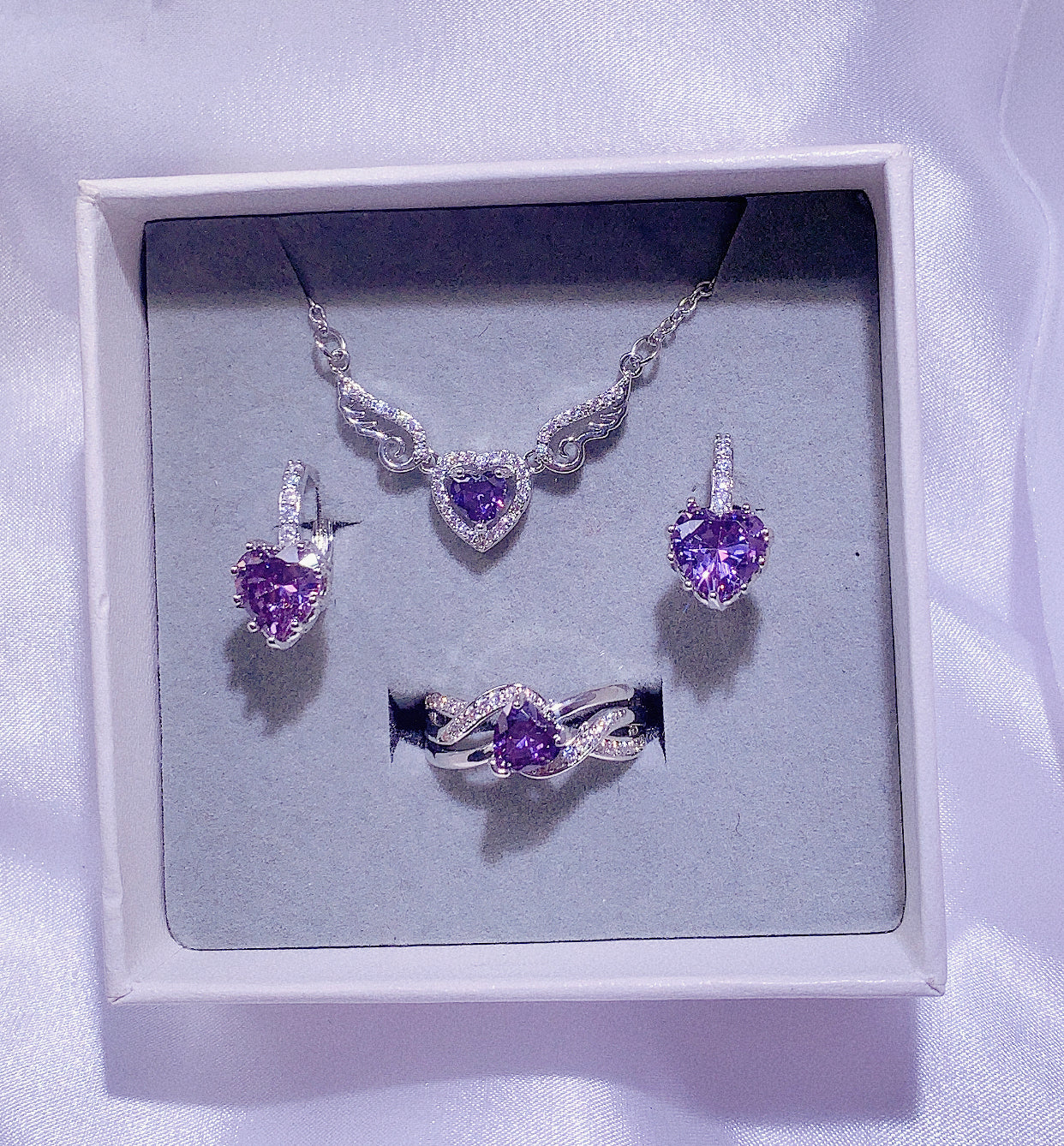 Nr. 1 - Modeschmuck für Damen, dreiteiliges Set in Lila, Liebeshalskette mit Engelsflügeln, Liebesohrringe, speziell entworfener Liebesring